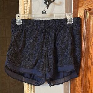 Athleta Women's Navy snake skin Patterned Shorts